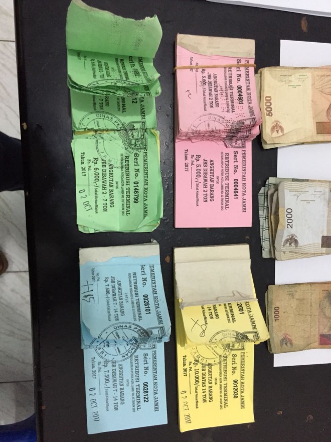 Karcis resmi retribusi.